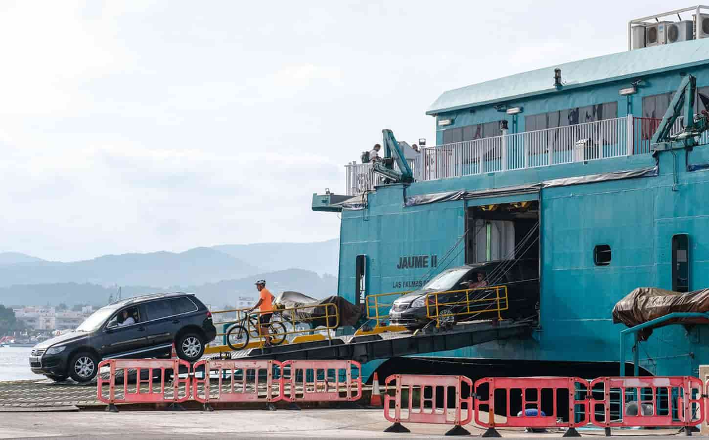 Barco con coche a Ibiza