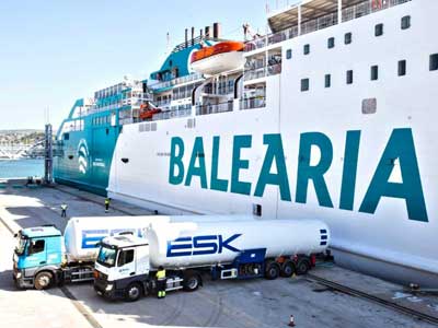 Primer respostaje de Gas Natural Licuado (GNL) del barco Bahama Mama de Balearia en el puerto de Denia (Alicante)